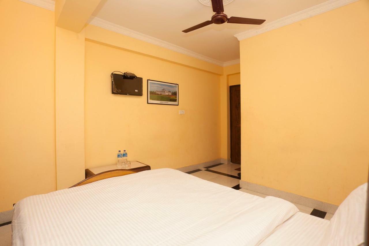Spot On 397 Hotel Triveni Guest House Катманду Екстер'єр фото